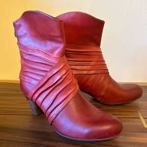 Gorgeous red L’Artiste ankle boots. Size 41. Leather